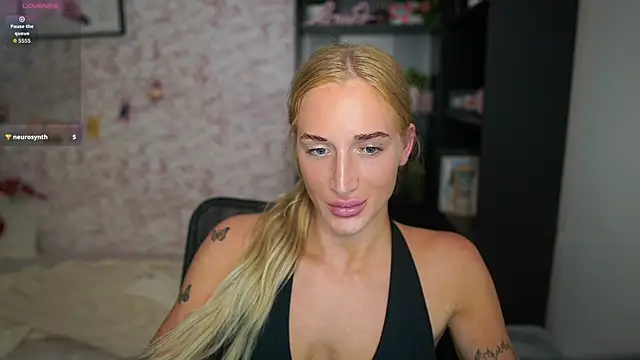Snapshot of Nicolette__Shea_ chatting on 4, 2, 2026 Nicolette Shea online show from 4, 2, 2026