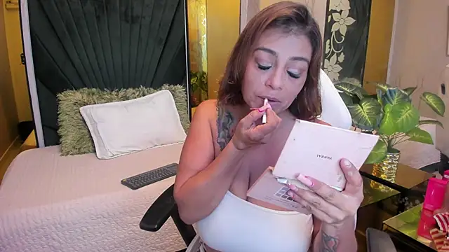 Snapshot of MrsFoucher chatting on 19, 6, 2026 MrsFoucher online show from 19, 6, 2026
