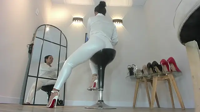 solsmithxx online show from 4, 3, 2026