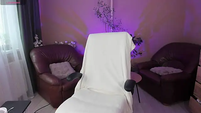 KaylaLaine online show from 13, 6, 2026