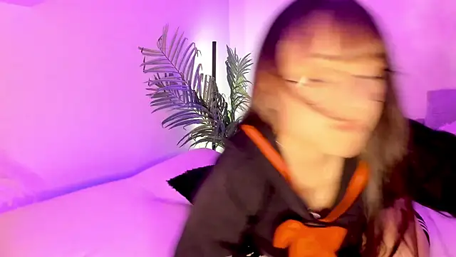 Gloomydoll online show from 6, 10, 2025