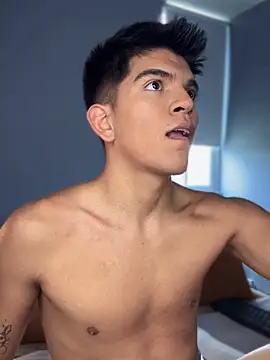 Snapshot of santiago_01 chatting on 8, 9, 2025 santiago 01 online show from 8, 9, 2025