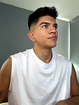 Snapshot of santiago_01 chatting on 17, 10, 2025 santiago 01 online show from 17, 10, 2025