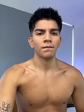 Snapshot of santiago_01 chatting on 28, 11, 2025 santiago 01 online show from 28, 11, 2025