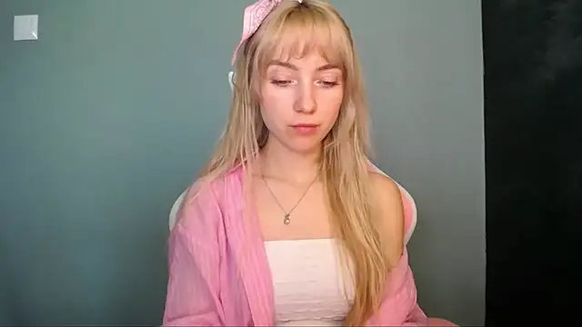 LuciaYoung online show from 25, 4, 2026