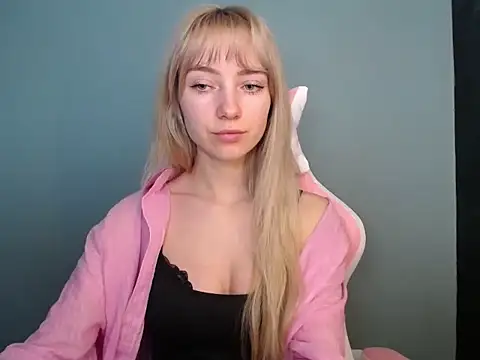 LuciaYoung online show from 27, 4, 2026