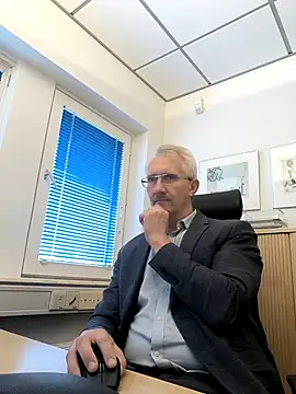 tom-swede online show from 10, 10, 2025