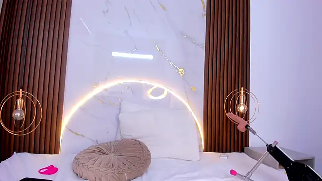 danisaenz  online show from 11, 12, 2024