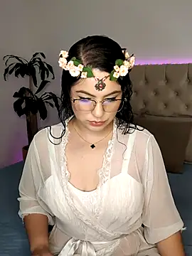 Lia Hurley online show from 5, 2, 2025