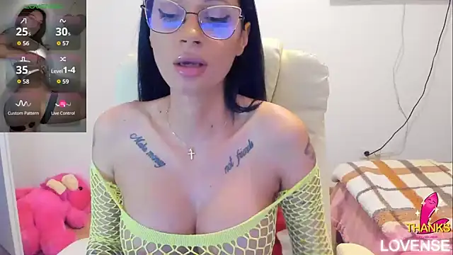 Snapshot of kissnicol32 chatting on 15, 6, 2026 kissnicol32 online show from 15, 6, 2026