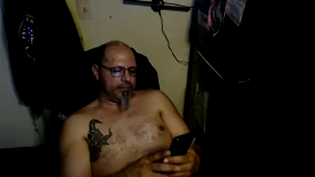 Snapshot of KrazyLegz chatting on 13, 4, 2026 KrazyLegz online show from 13, 4, 2026