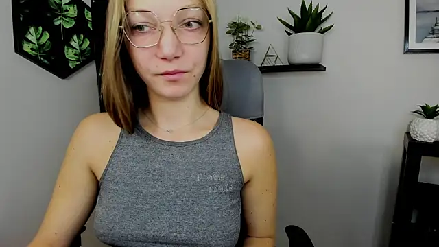 EmillyPlay online show from 17, 12, 2024