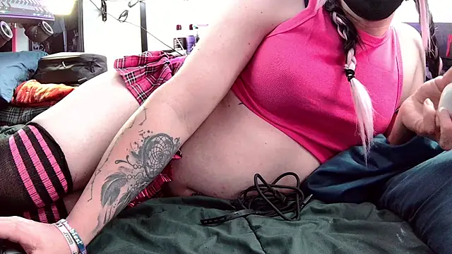 Snapshot of famousALYX chatting on 9, 6, 2026 famousALYX online show from 9, 6, 2026