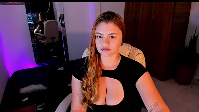 Snapshot of chloejones__ chatting on 28, 7, 2026 chloejones online show from 28, 7, 2026
