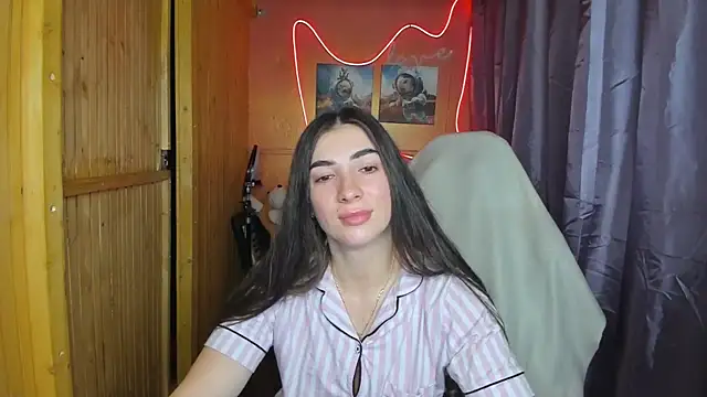 Fiery Brunette  online show from 18, 2, 2025