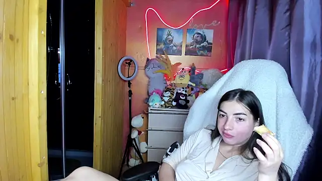 Fiery Brunette  online show from 25, 4, 2026