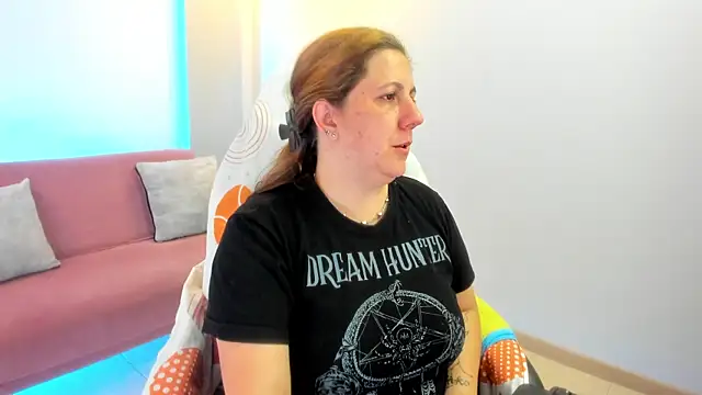 katie joness  online show from 30, 9, 2025