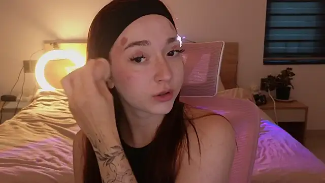 Snapshot of YasmineWest chatting on 31, 5, 2026 YasmineWest online show from 31, 5, 2026