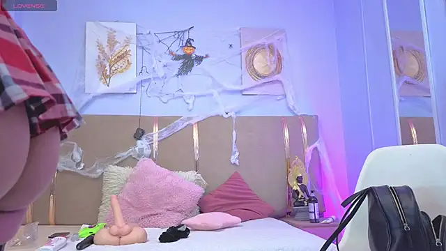 sarah cruzz  online show from 22, 10, 2025