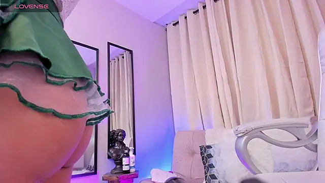 sarah cruzz  online show from 25, 4, 2026