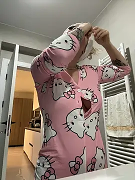 Snapshot of Megan_Ros chatting on 13, 11, 2025 Megan Ros online show from 13, 11, 2025