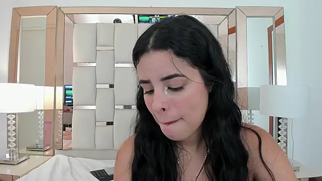 Snapshot of emma_castilloo chatting on 8, 12, 2024 emma castilloo online show from 8, 12, 2024