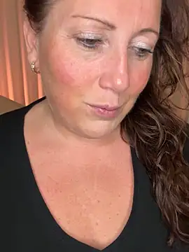 Snapshot of xsexycurvymilf chatting on 29, 10, 2025 xsexycurvymilf online show from 29, 10, 2025