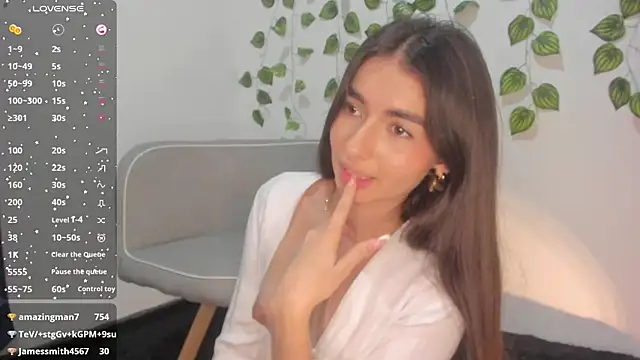 Coralinee 01 online show from 7, 12, 2024