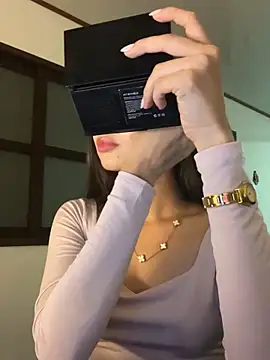 Coralinee 01 online show from 16, 5, 2026