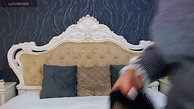 Lauren Saint online show from 1, 2, 2025