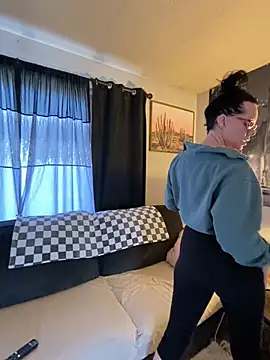 Snapshot of SidneyRaee chatting on 10, 12, 2024 SidneyRaee online show from 10, 12, 2024