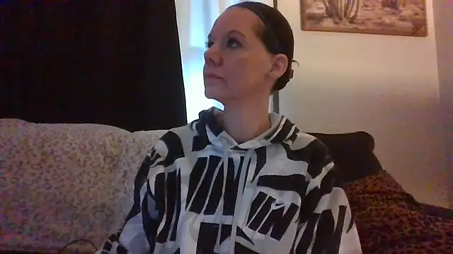 Snapshot of SidneyRaee chatting on 11, 10, 2025 SidneyRaee online show from 11, 10, 2025