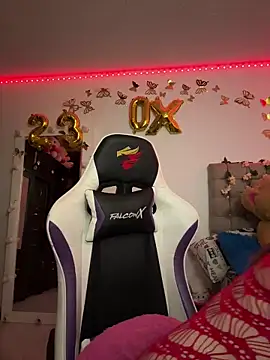 Jullieetta online show from 5, 3, 2025