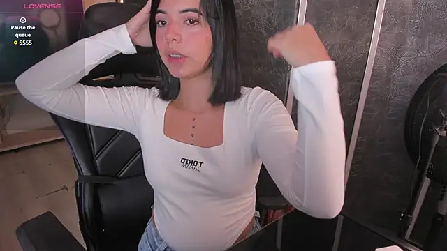 Snapshot of NicolRoss_ chatting on 22, 10, 2025 NicolRoss online show from 22, 10, 2025