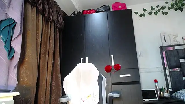 Snapshot of emma_hoot1 chatting on 14, 12, 2024 emma hoot1 online show from 14, 12, 2024