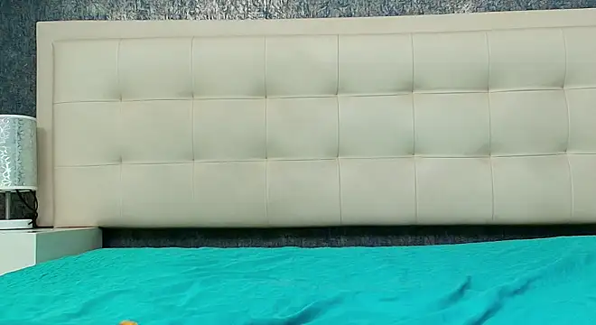 Cloeandtyfanny online show from 18, 4, 2026