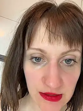 Snapshot of victoirenextdoor chatting on 4, 3, 2025 victoirenextdoor online show from 4, 3, 2025