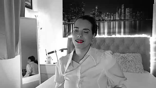 Lora Chanel online show from 19, 7, 2026