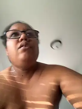 Snapshot of ebonyred chatting on 15, 10, 2025 ebonyred online show from 15, 10, 2025