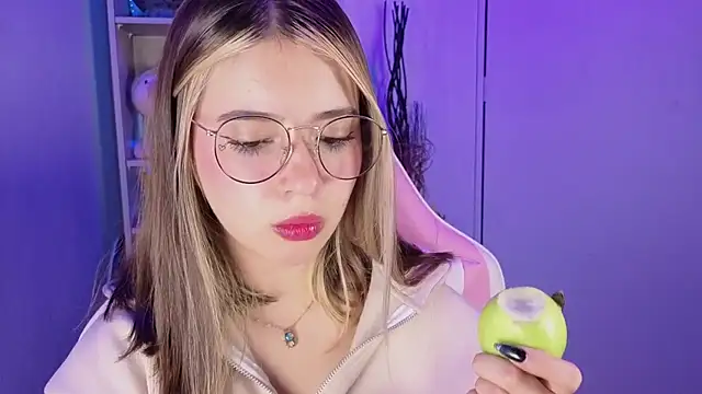 EmilyMiller  online show from 15, 10, 2025