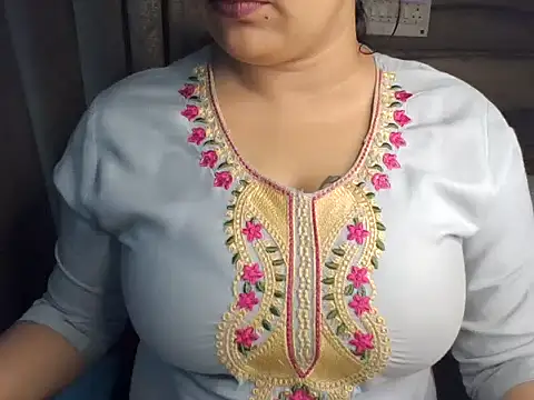 Snapshot of Trezza chatting on 24, 10, 2025 Trezza online show from 24, 10, 2025