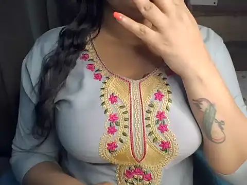 Snapshot of Trezza chatting on 26, 10, 2025 Trezza online show from 26, 10, 2025