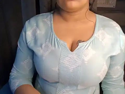 Snapshot of Trezza chatting on 6, 11, 2025 Trezza online show from 6, 11, 2025