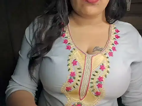 Snapshot of Trezza chatting on 7, 11, 2025 Trezza online show from 7, 11, 2025