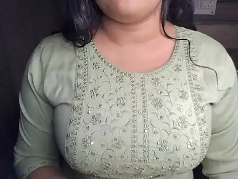 Snapshot of Trezza chatting on 12, 11, 2025 Trezza online show from 12, 11, 2025