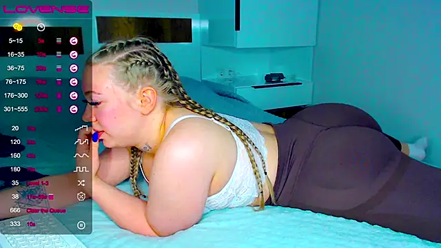 Snapshot of kitti_kaattt chatting on 14, 10, 2025 kitti kaattt online show from 14, 10, 2025