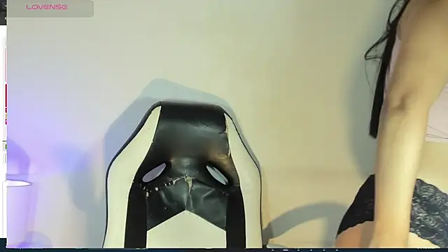 bella hadid1  online show from 25, 2, 2025