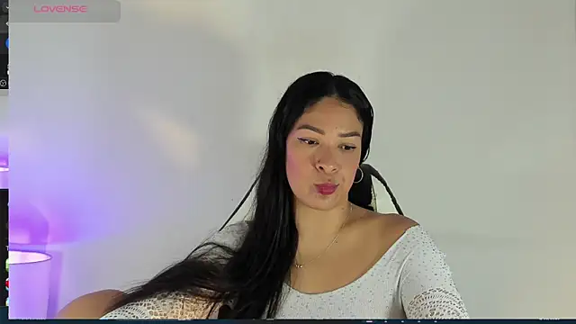 bella hadid1  online show from 2, 3, 2025