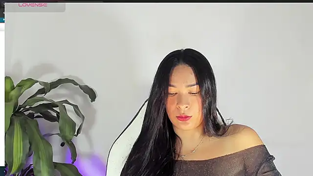 bella hadid1  online show from 13, 3, 2025