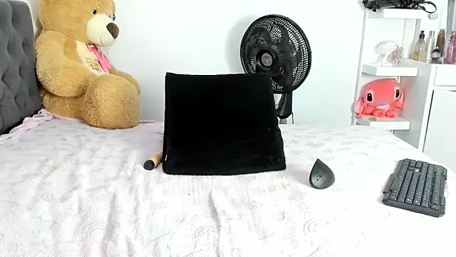 Snapshot of canela_wet chatting on 5, 2, 2025 canela wet online show from 5, 2, 2025